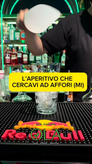 Preparazione di un cocktail al bancone Ola