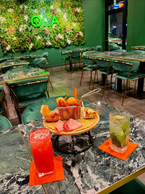 Cocktail e tavolo imbandito nella sala verde di Ola