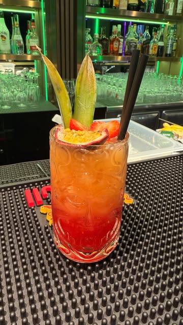 Un cocktail preparato al bancone di Ola, dal profilo ufficiale